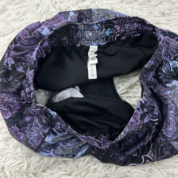 Lululemon Hotty Hot Short II *2.5" Memoir Multi Purple / Black - Picture 2 of 4